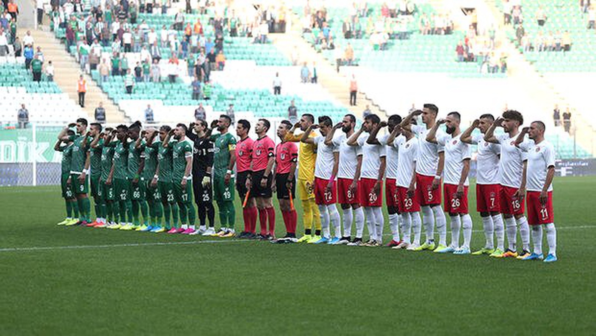 Bursaspor ve Ümraniyesporlu oyunculardan asker selamı