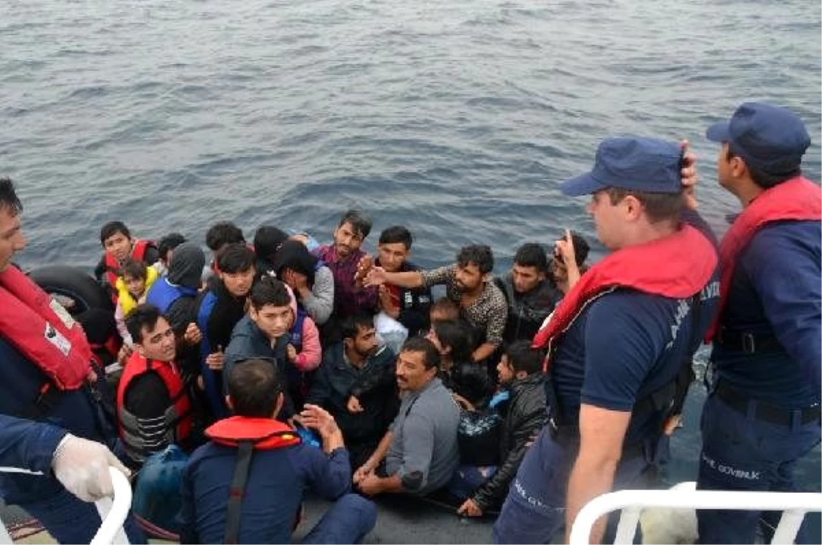 Çanakkale\'de lastik botta 53 kaçak göçmen yakalandı