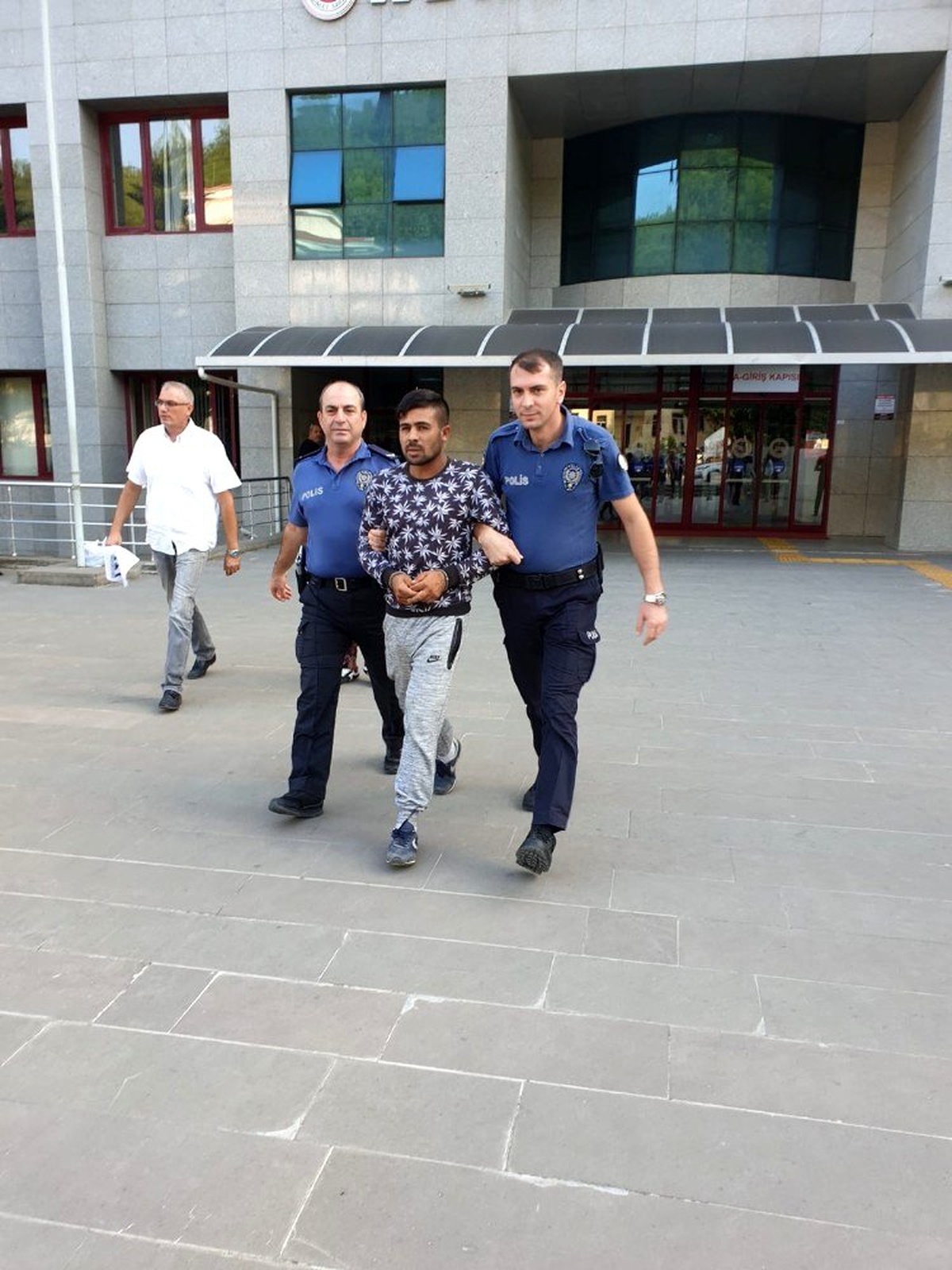 Cezaevi firarisini mahalle bekçisi yakaladı