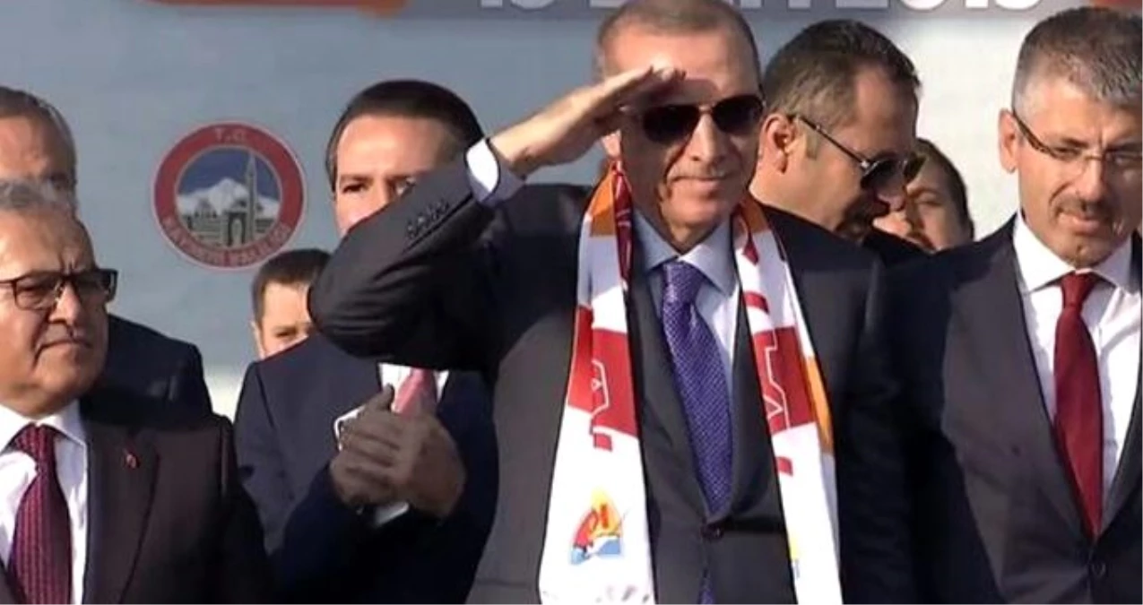 Cumhurbaşkanı Erdoğan asker selamı verdi