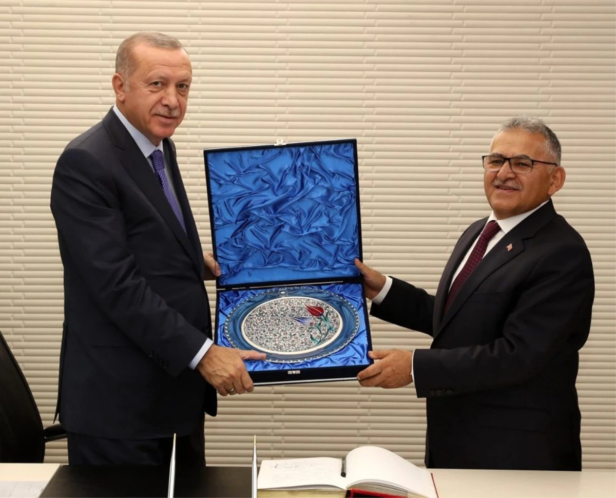 Cumhurbaşkanı Erdoğan, Büyükşehir Belediyesi\'ni Ziyaret Etti