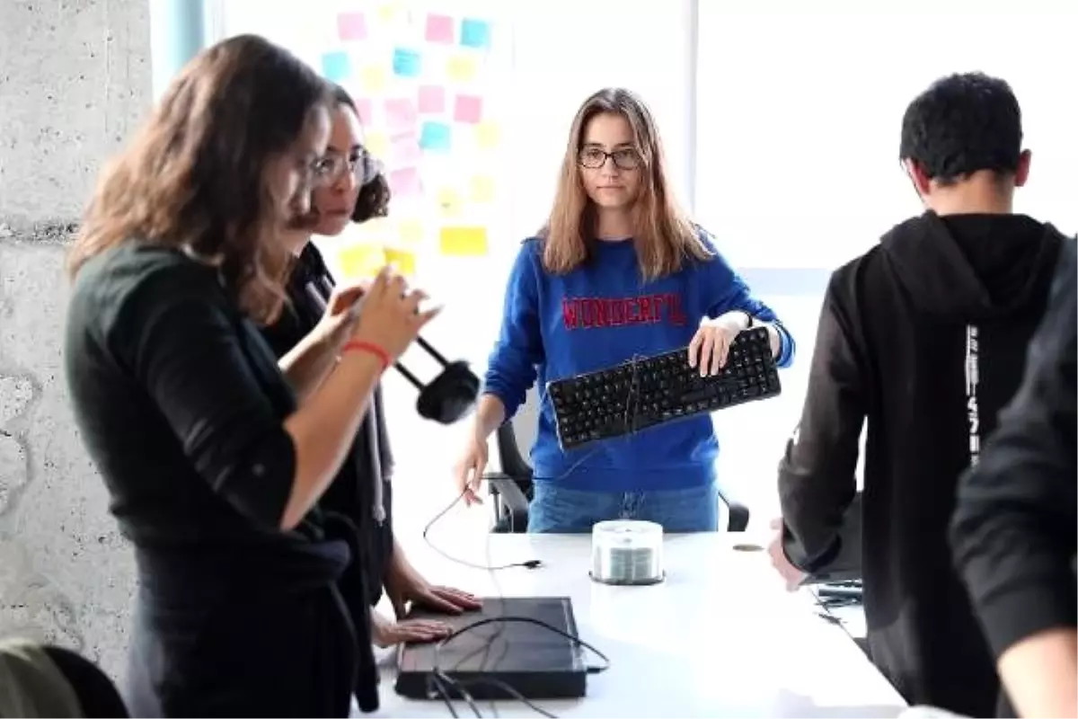 Elektronik atıklar sanat eseri oldu