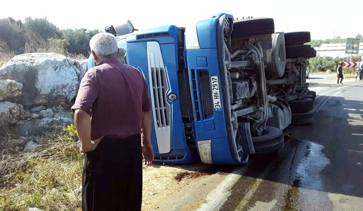 Erdemli\'de aynı virajda 2 tır kazası: 1 yaralı