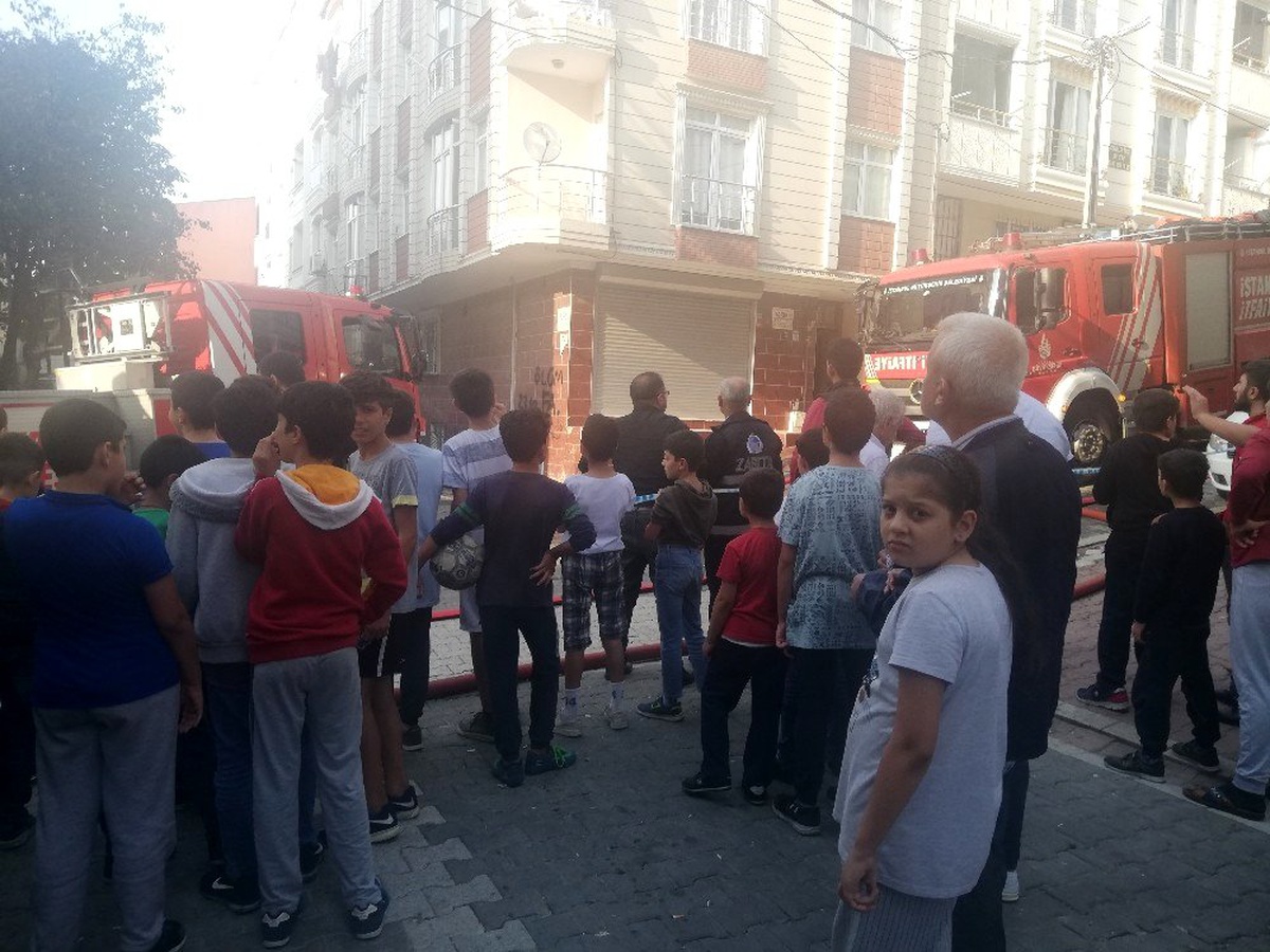 Esenyurt\'ta mahalleyi sokağa döken yangın