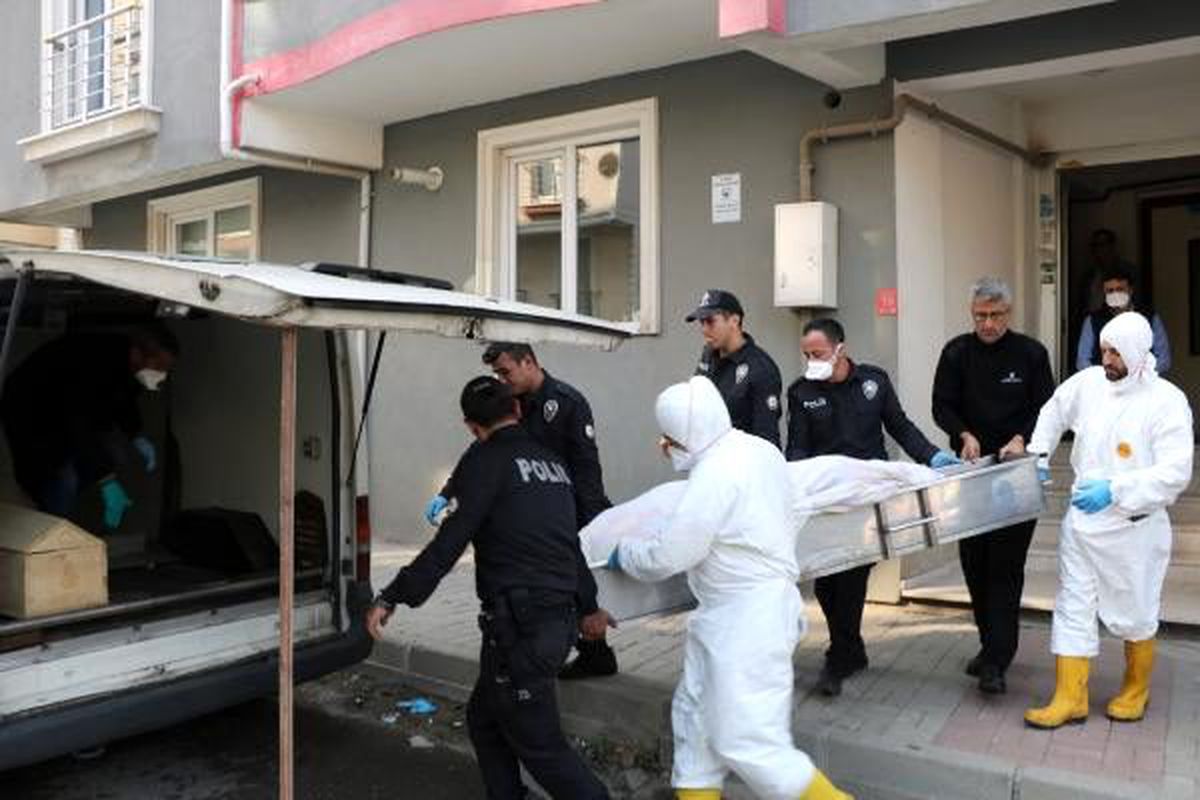Evine döndü, eşini ölü buldu