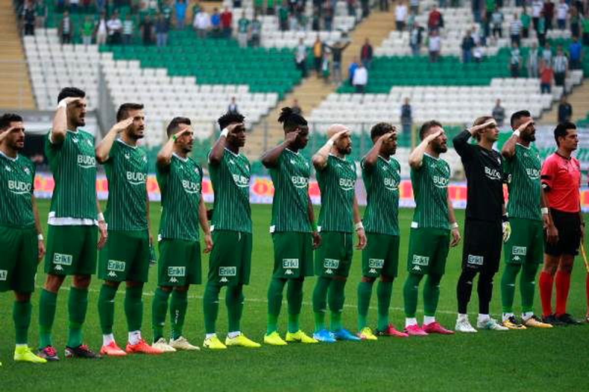 Futbol sahalarında asker selamı