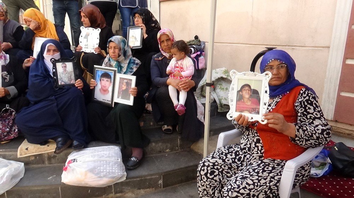HDP önündeki ailelerin evlat nöbeti 47\'nci gününde