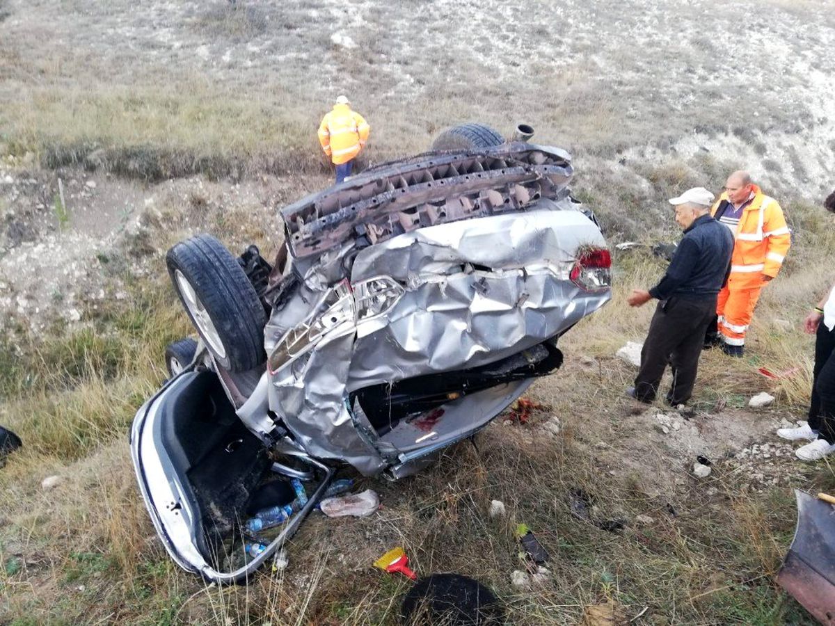 Hurdaya dönen araçtan sağ çıktılar