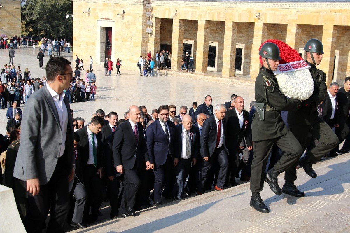 İçişleri Bakanı Soylu, muhtarlarla birlikte Anıtkabir\'i ziyaret etti