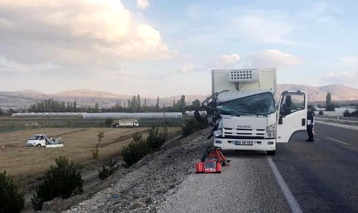 İki kamyonet çarpıştı: 1 ölü, 4 yaralı