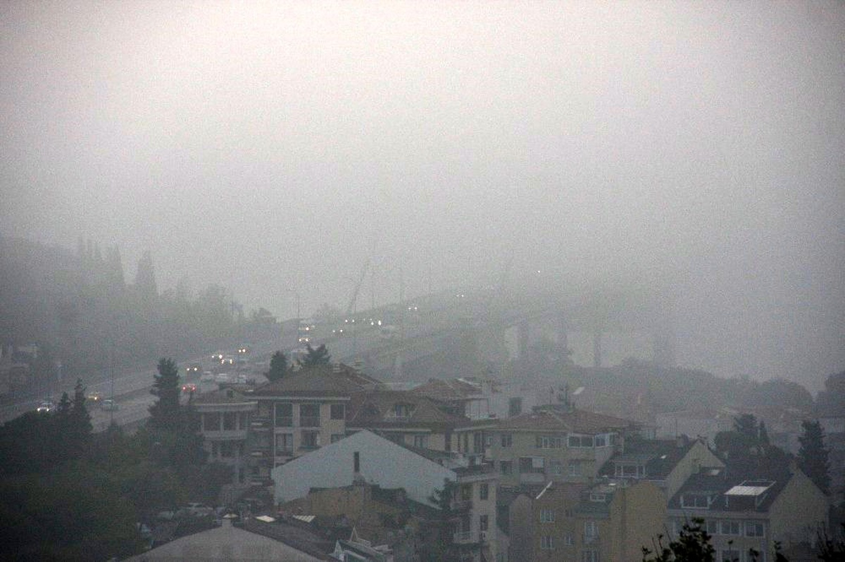 İstanbul Boğazı\'ndaki köprüler sis nedeniyle adeta kayboldu