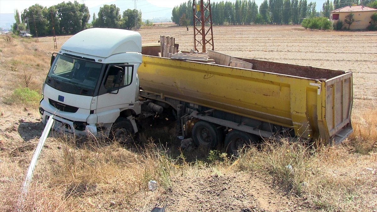 Kahramanmaraş\'ta otomobil ile tır çarpıştı: 2 yaralı