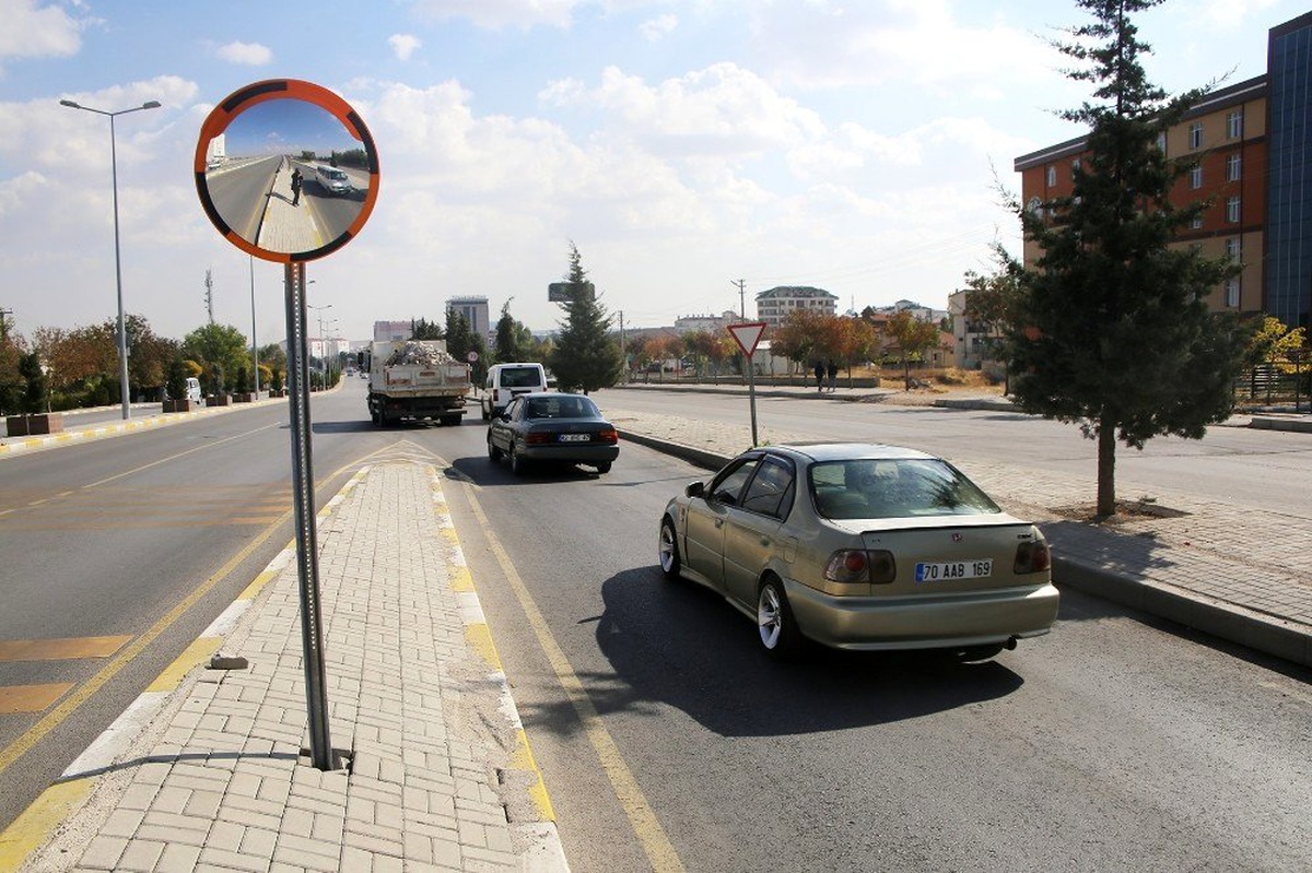 Karaman Belediyesi\'nden kavşaklara aynalı önlem