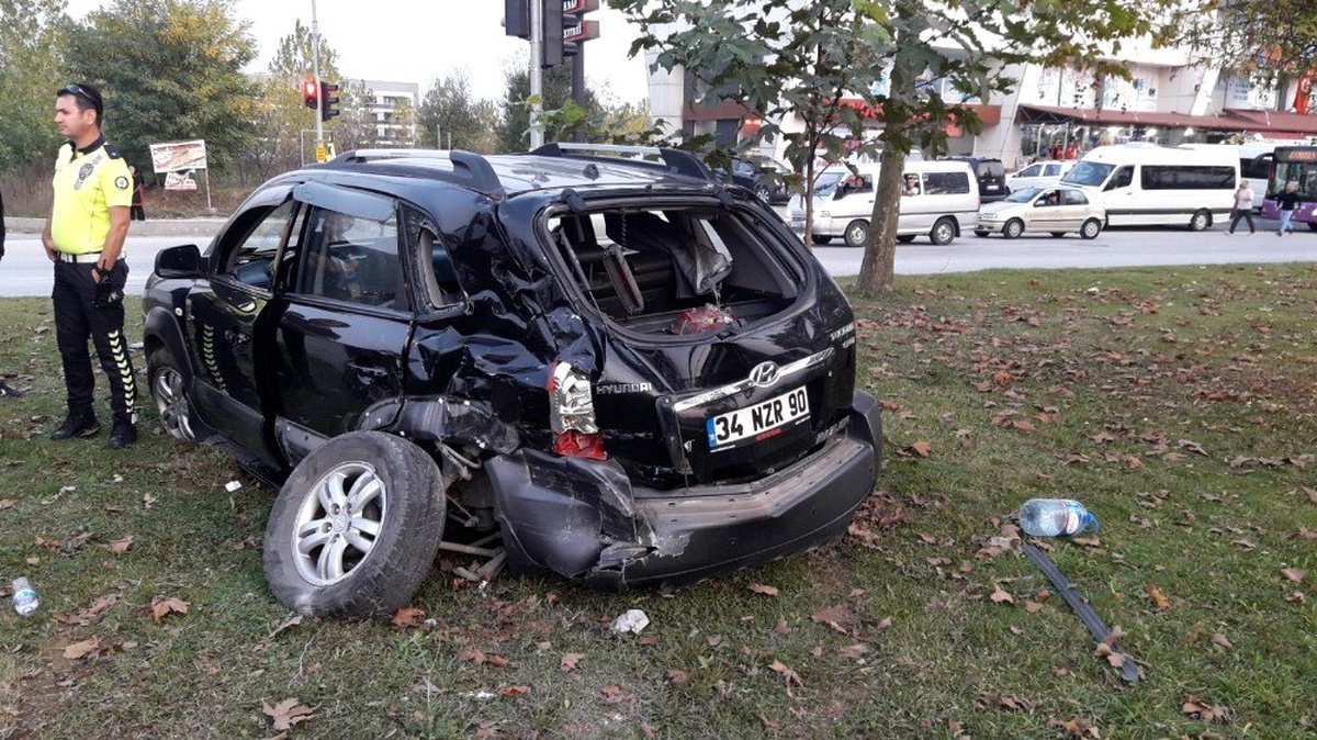 Kavşakta tır ile otomobil çarpıştı: 2 yaralı