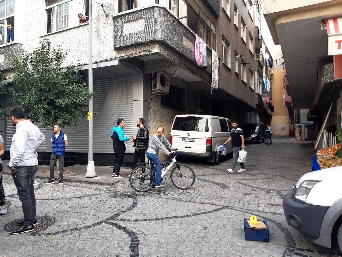 Kendisini tutmaya çalışan adamın üzerine atladı