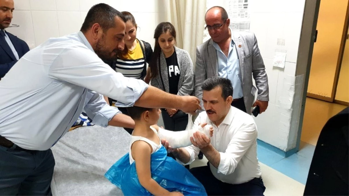 Milletvekili Mustafa Esgin kolu kırılan çocuğu tedavi etti