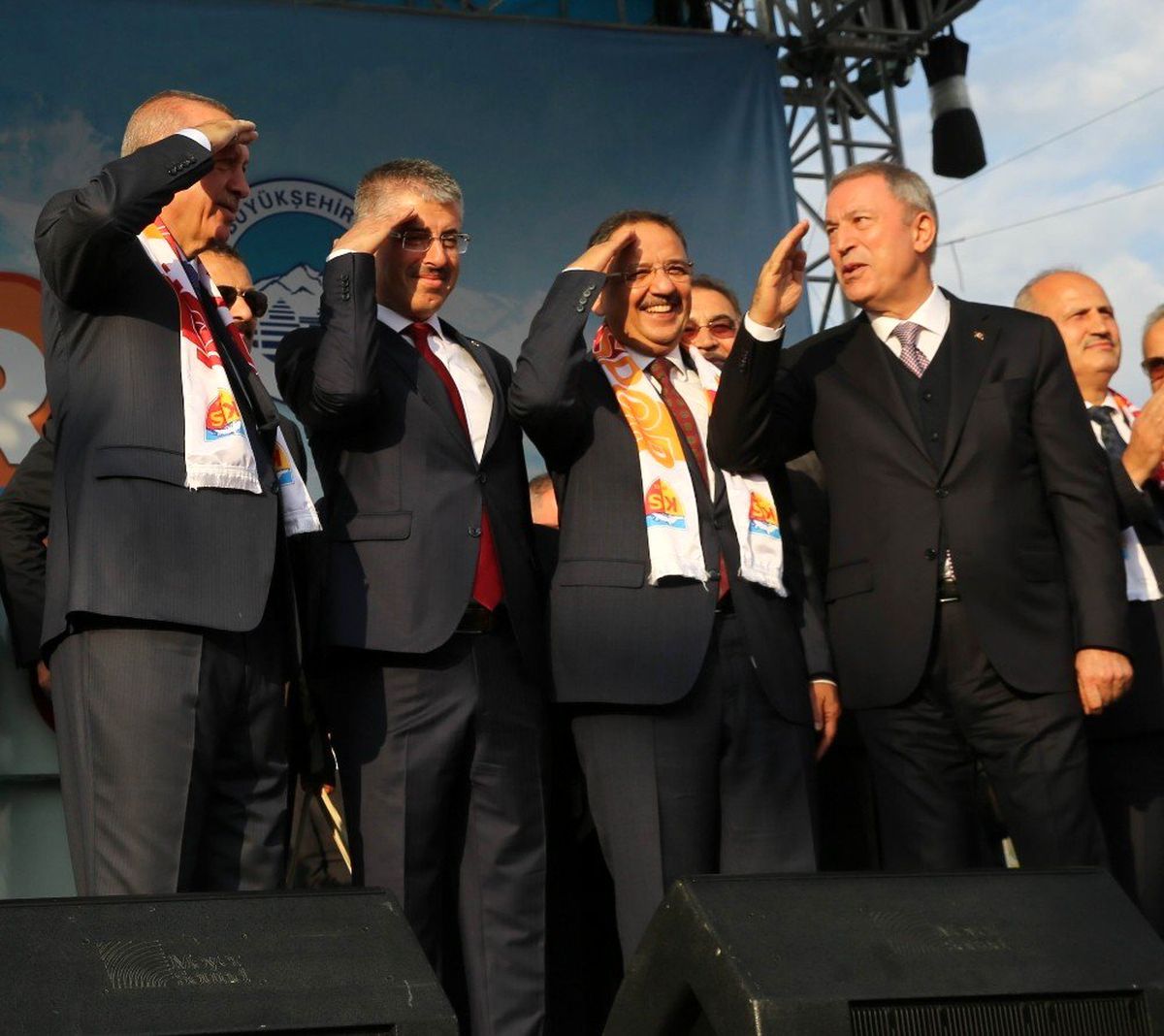 Bakan Akar\'dan harekatı eleştiren ülkelere tepki: Siz ne yapardınız?