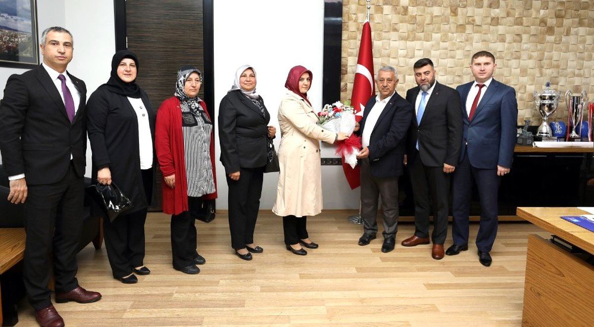 Muhtarlar Derneği\'nden Başkan Zeybek\'e ziyaret