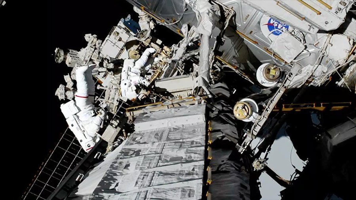 NASA\'nın ilk kez sadece kadınlardan oluşan ekibi uzay yürüyüşünü tamamlandı