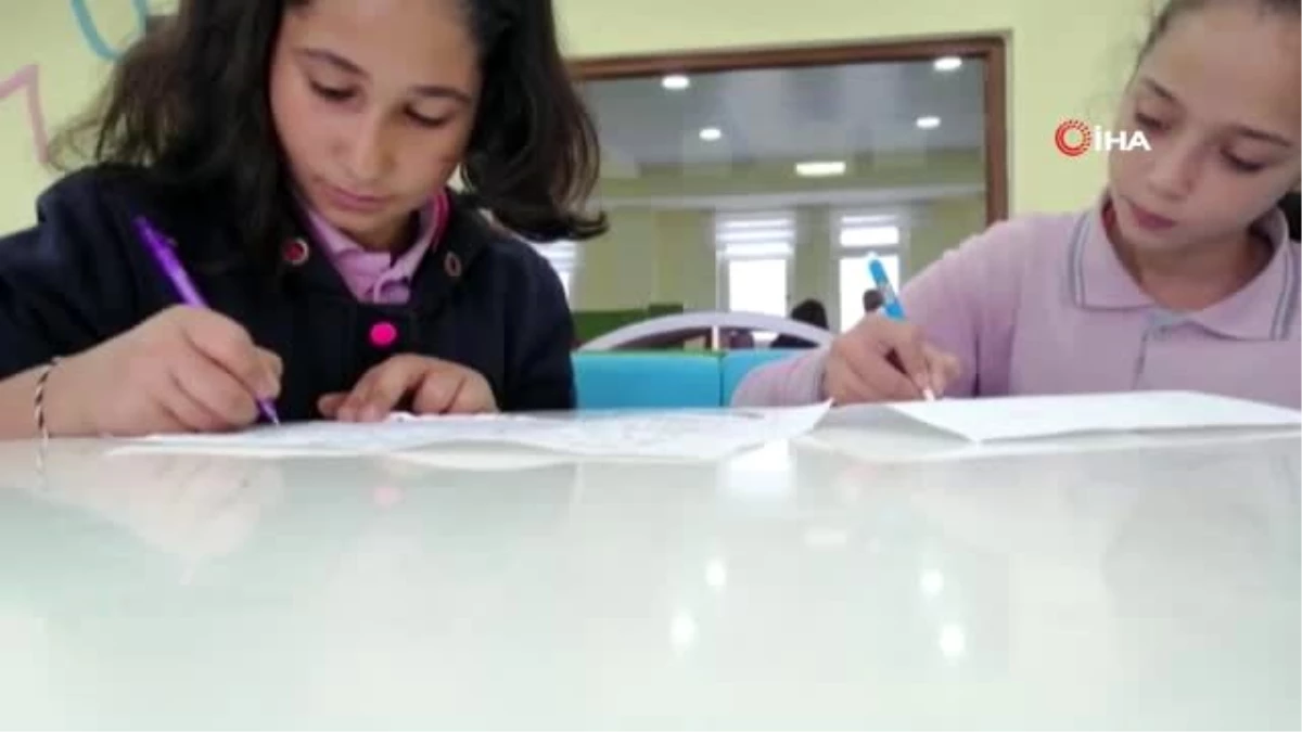 Öğrencilerden Mehmetçiğe şiirli ve mektuplu destek