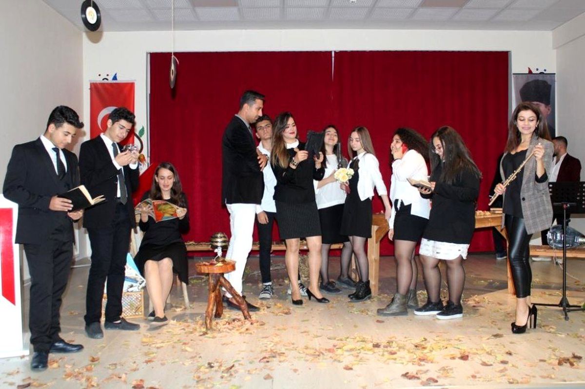 Öğrencilerin şiir programı ilgi gördü