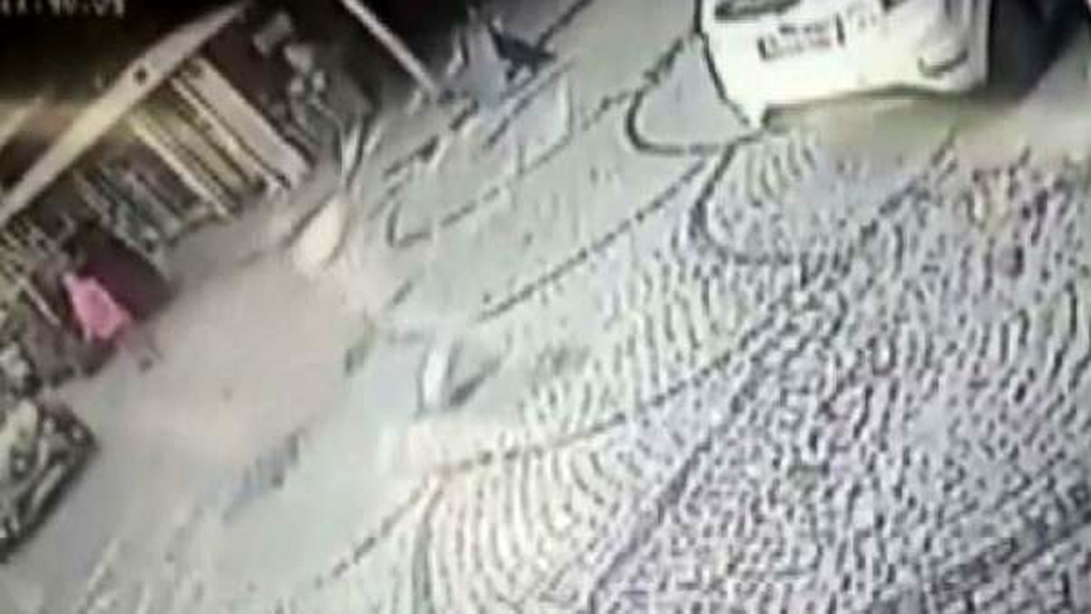(Olay anı fotoğraflarıyla) Pencereden atlayan kadını yakalamak isterken ağır yaralandı