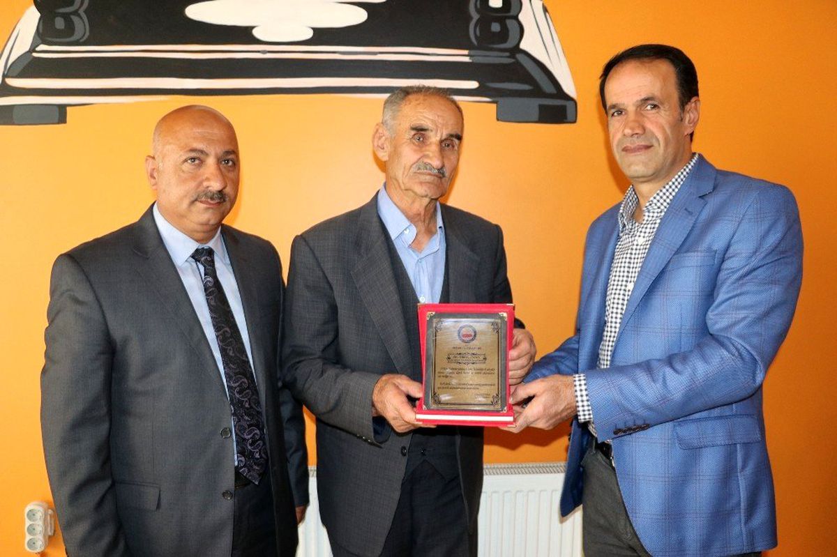 (Özel haber) Muhtarlık görevini devraldığı babasına plaket takdim etti