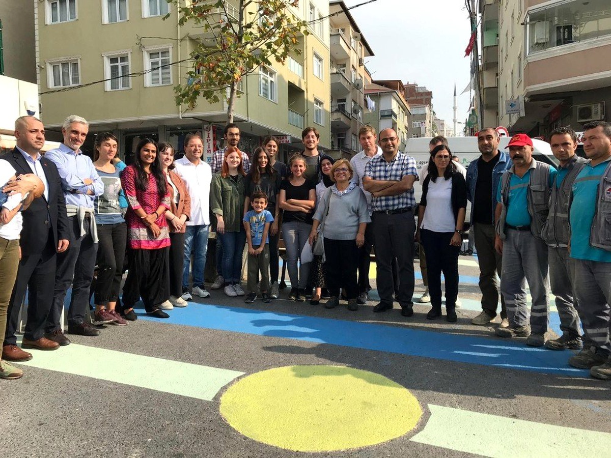 (Özel) Yaya güvenliğine dikkat çekmek için rengarenk boyanan cadde havadan görüntülendi
