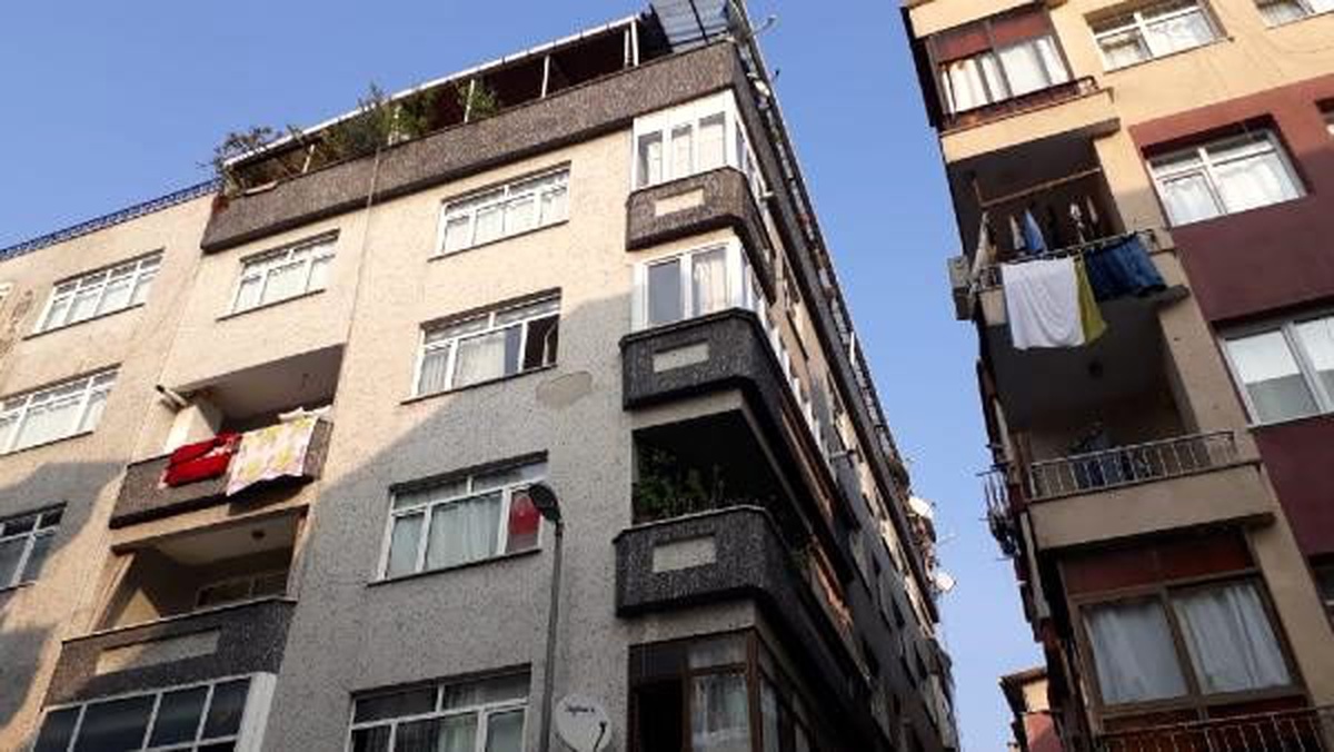 Pencereden atlayan kadını yakalamak isterken ağır yaralandı