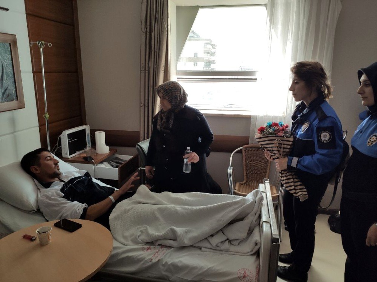Polislerden yaralı askerlere ziyaret