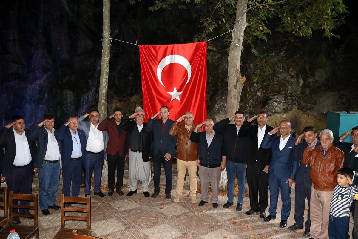 Pozantı\'da muhtarlardan Barış Pınarı Harekatı\'na destek