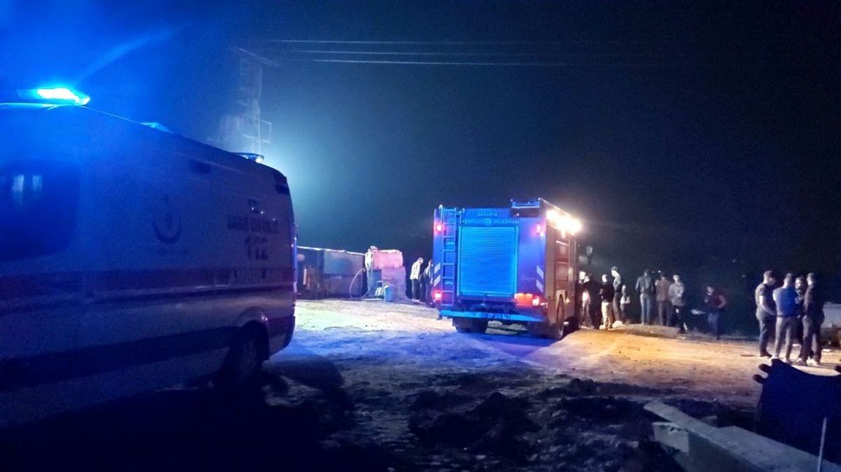 Sakarya Nehri\'nde tekne alabora oldu: 1 ölü, 1 kayıp