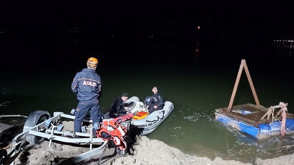 Sakarya Nehri\'nde tekne alabora oldu: 1 ölü, 1 kayıp