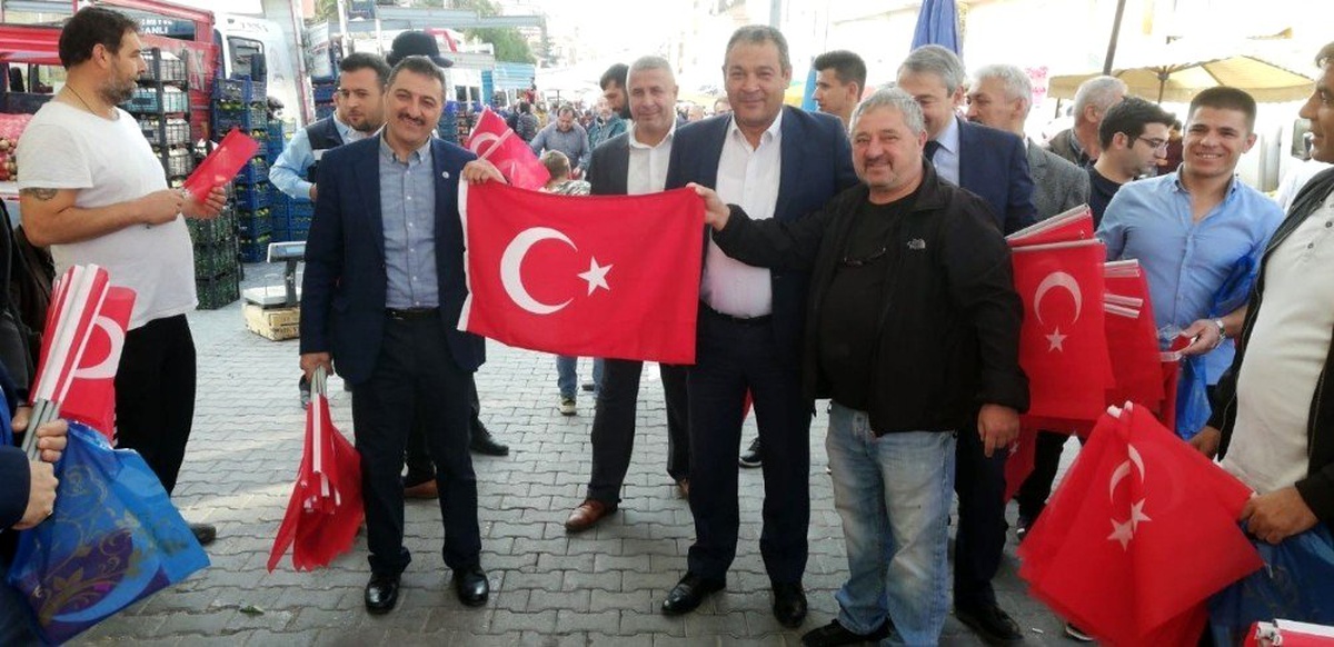 Semt pazarı Türk bayraklarıyla süslendi