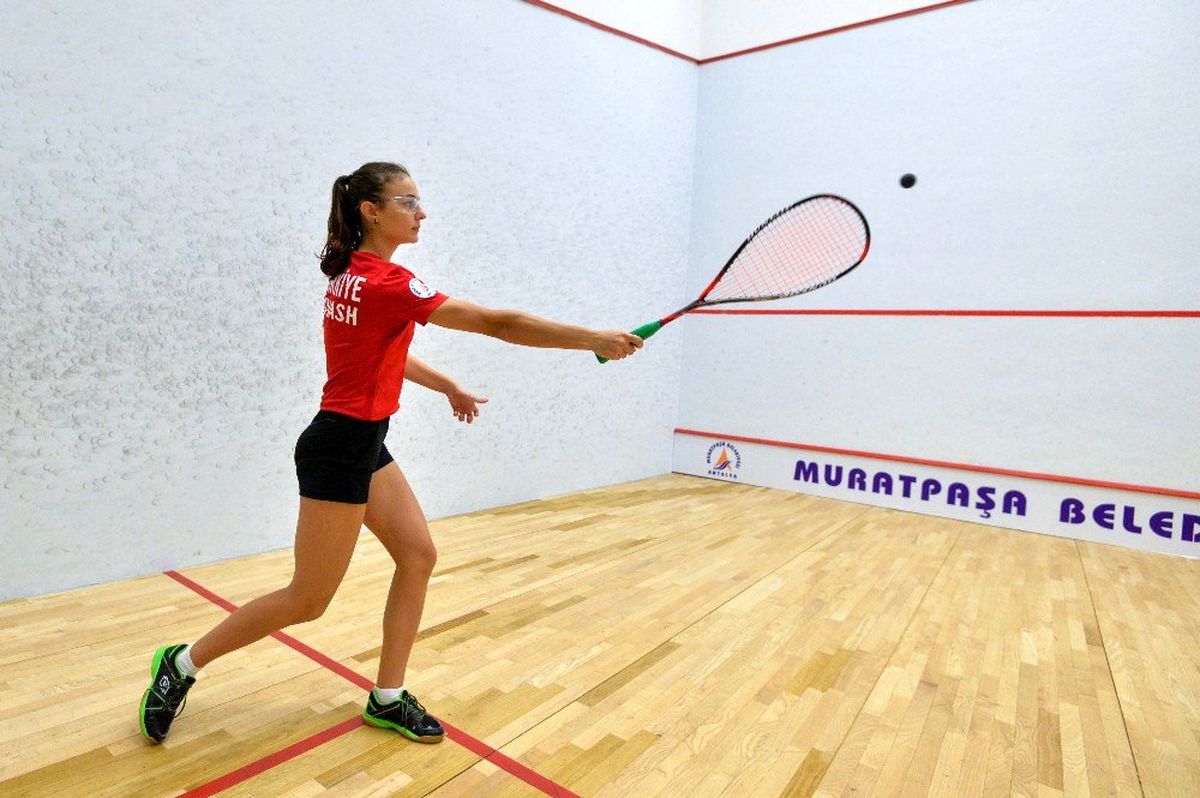 Squash\'ta 31 sporcu ile ev sahibi Muratpaşa