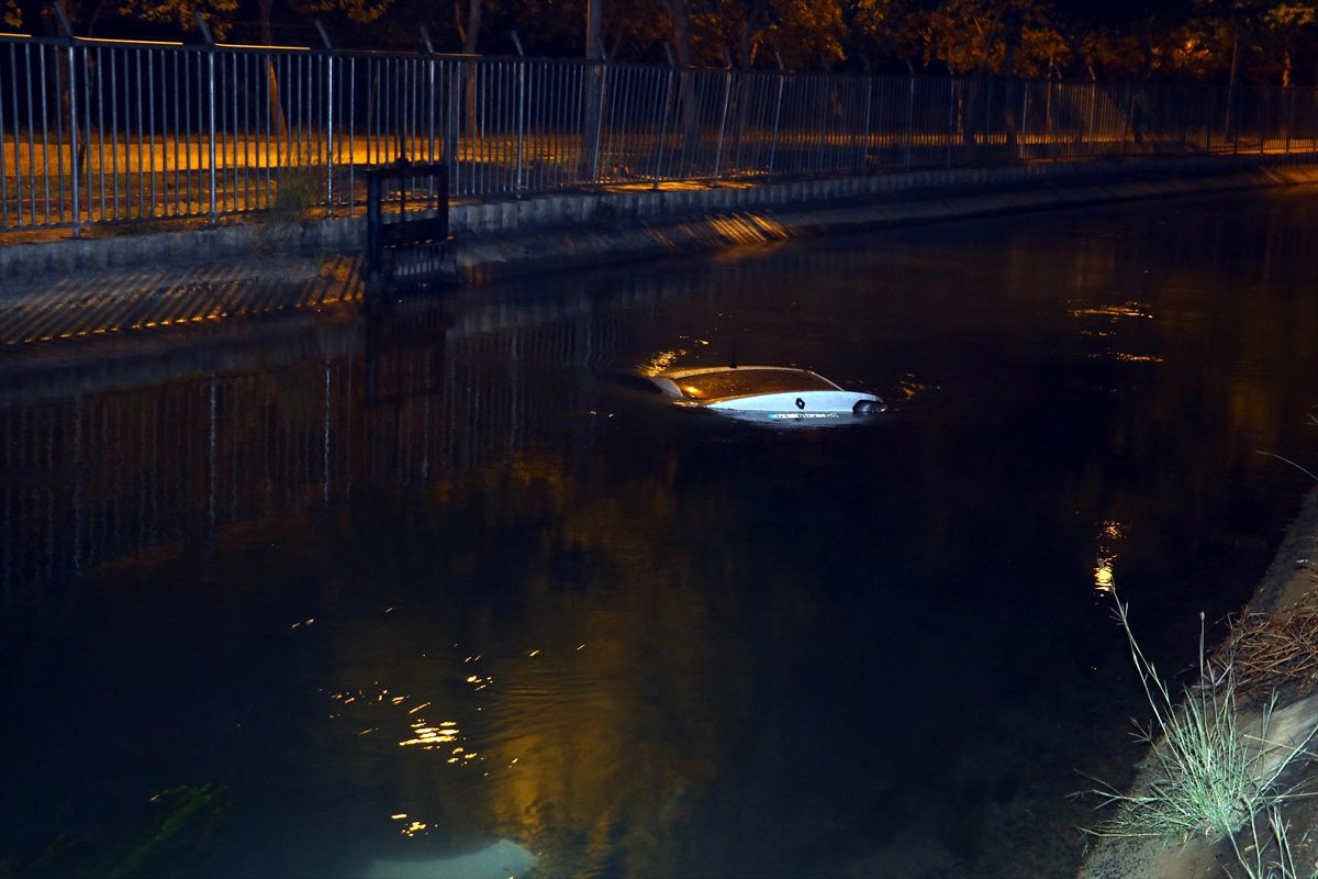 Sulama kanalına düşen otomobilin sürücüsü aracı bırakıp kaçtı