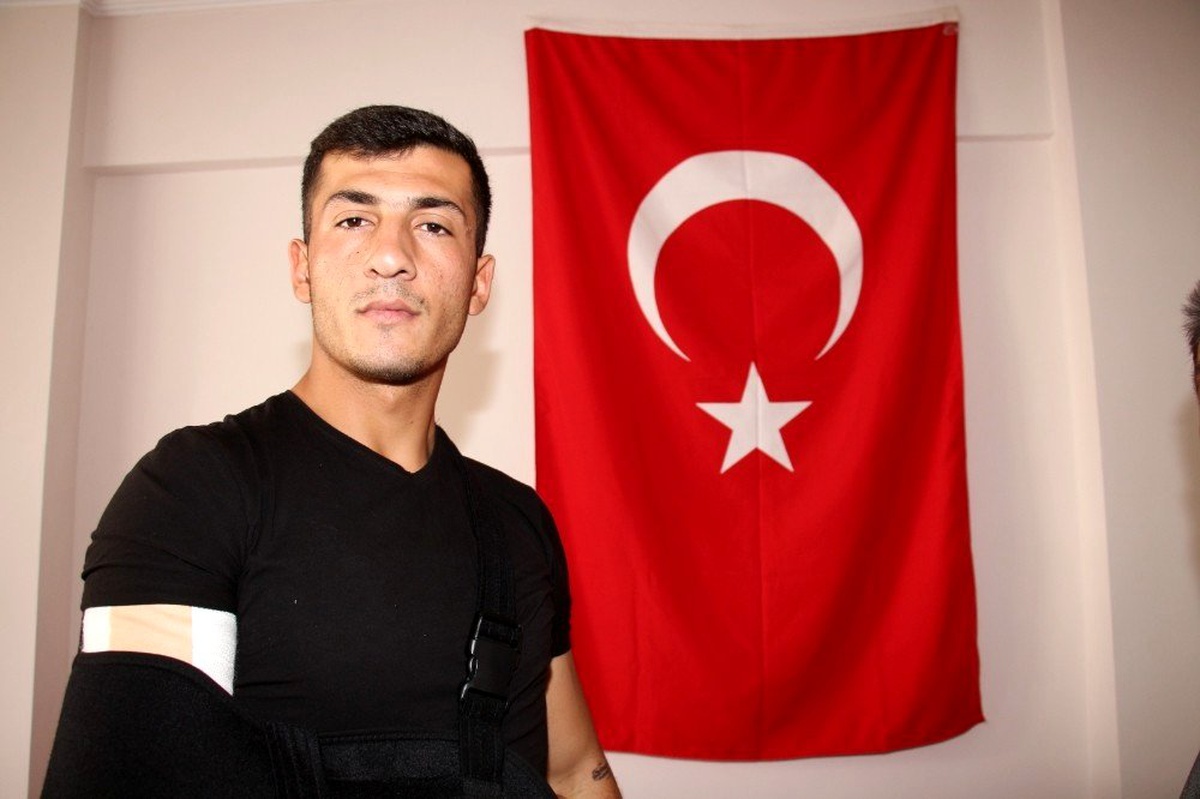 Suriye\'de gazi olan oğlunu elleriyle besliyor erkenden iyleştirip görevine geri dönmesini istiyor