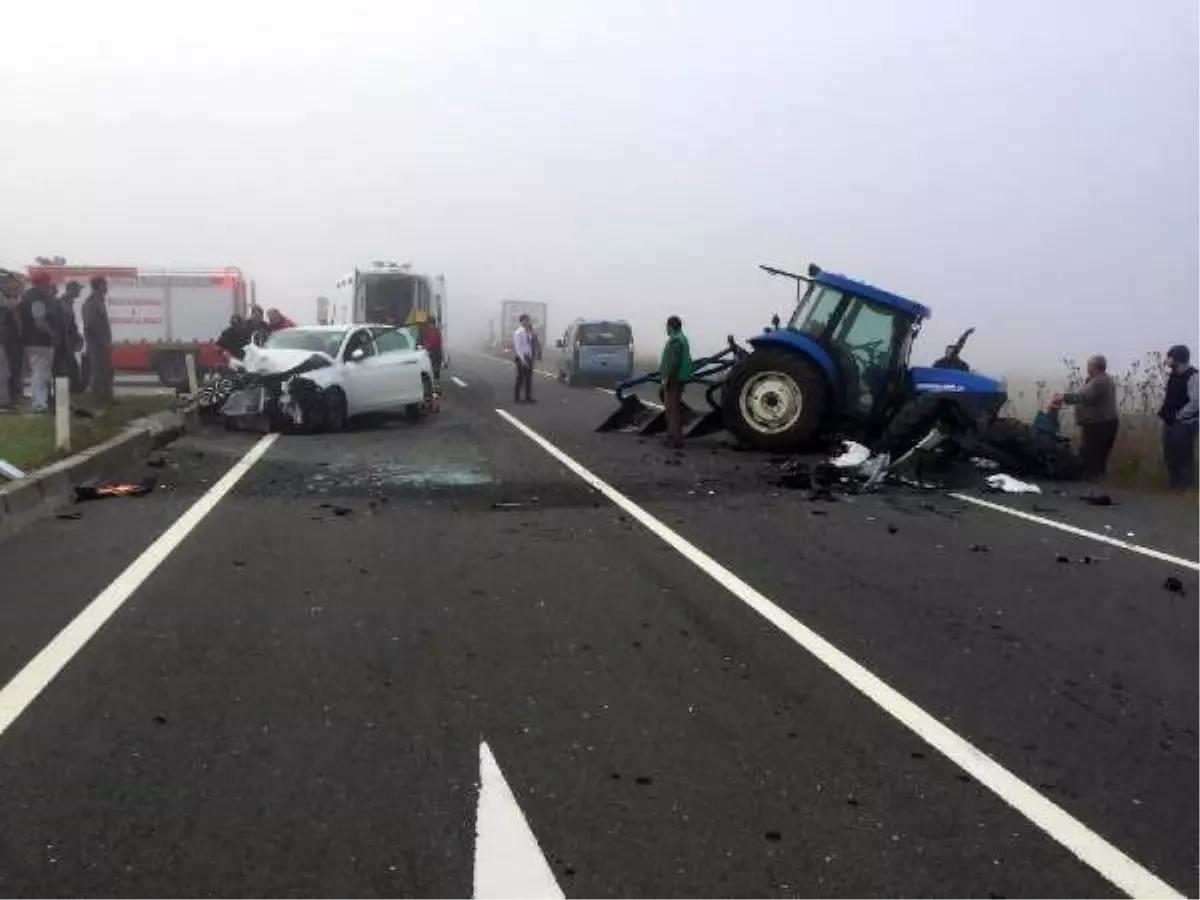 Traktörle çarpışan otomobilin sürücüsü emniyet kemerini arkadan takmış