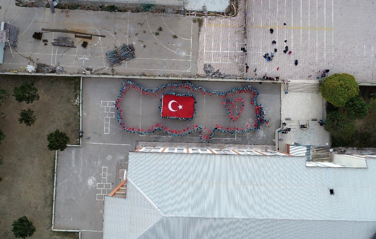 Türk Bayrağı koreografisi yaptılar