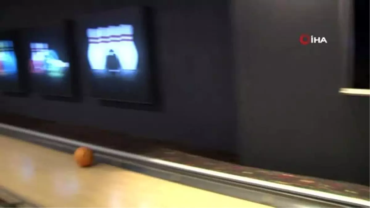 Ümraniye\'de görme engelliler bowling oynadı