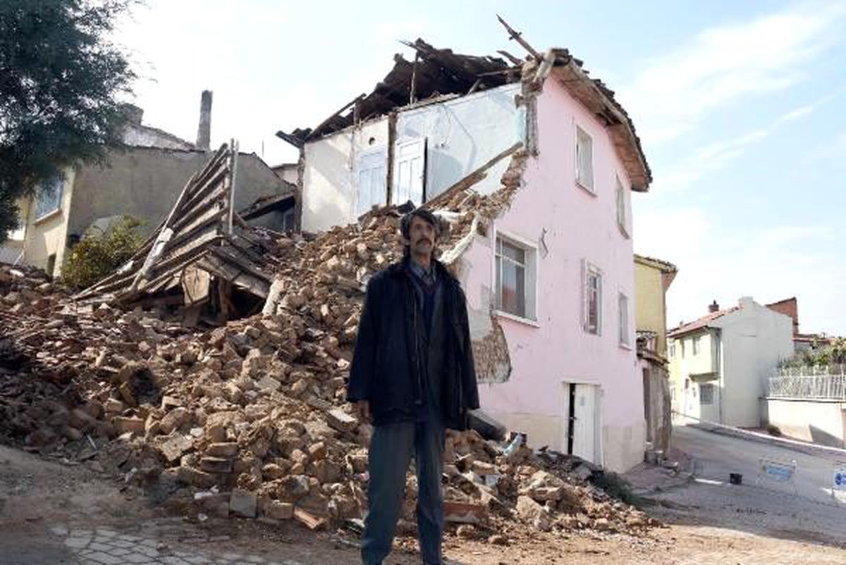 Yandaki bina yıkıldı, elektriksiz kaldı