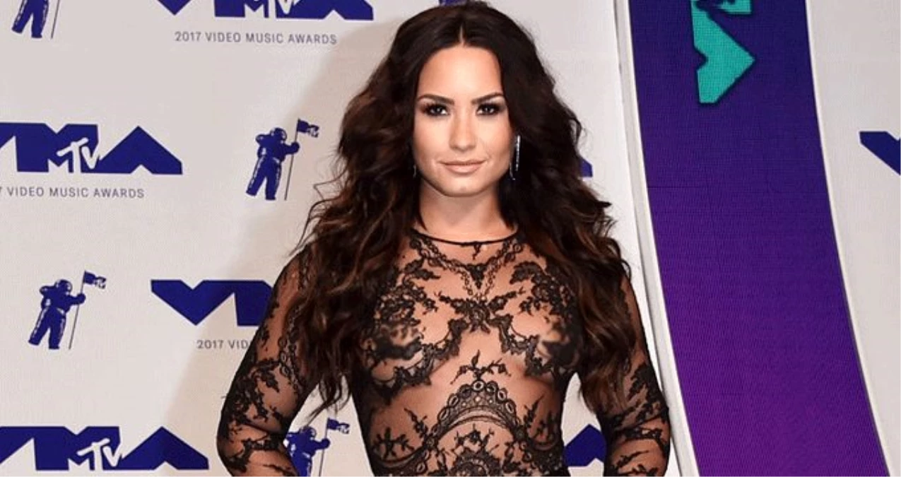 Yıldız şarkıcı Demi Lovato\'nun internete çıplak fotoğrafları sızdırıldı