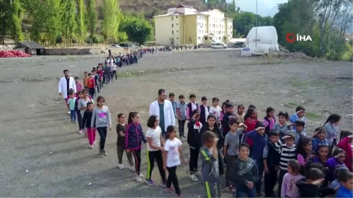Yüzlerce çocuk Mehmetçik için Kato\'yu inletti