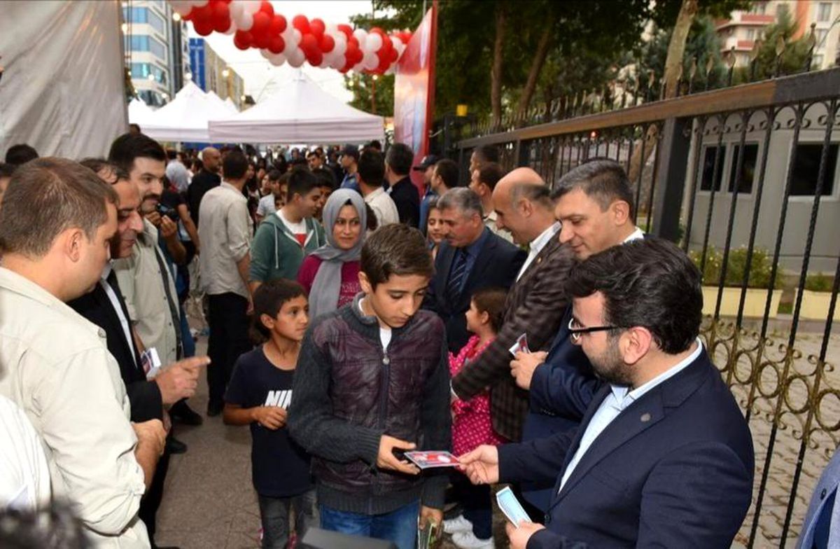 AK Parti Batman İl Başkanı Gür kitap fuarını gezdi