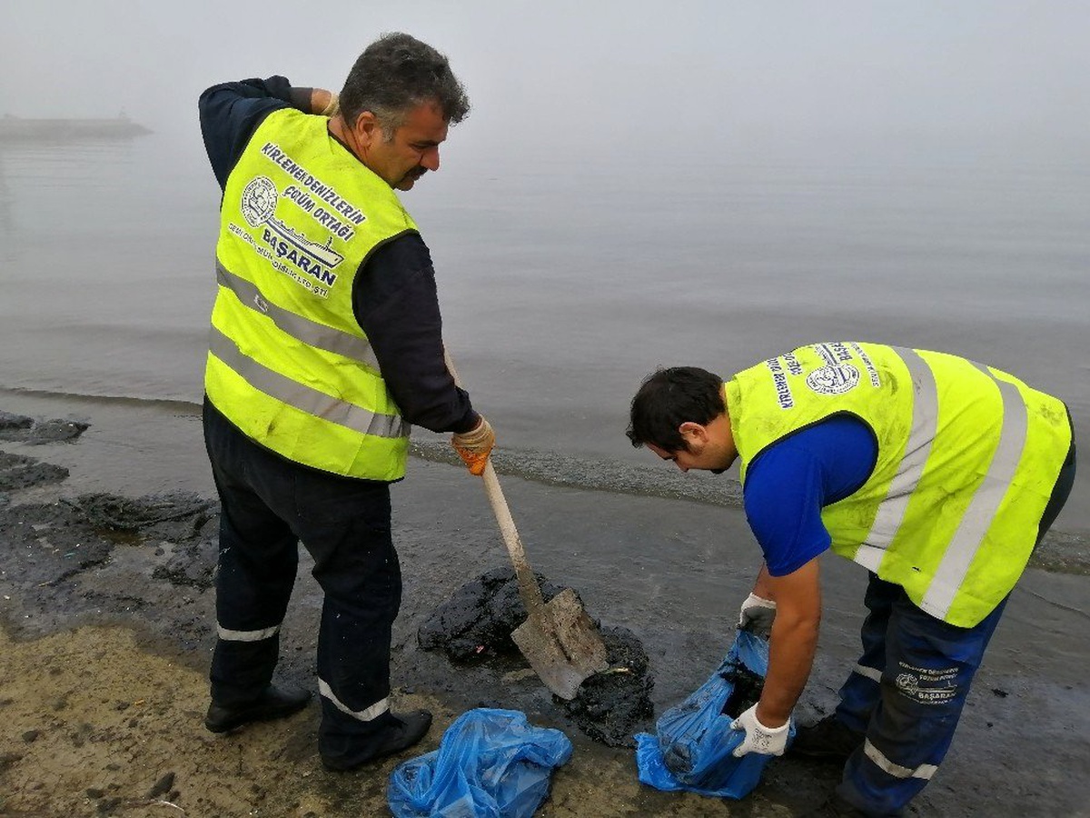 Aliağa\'da deniz temizlik çalışmaları sürüyor