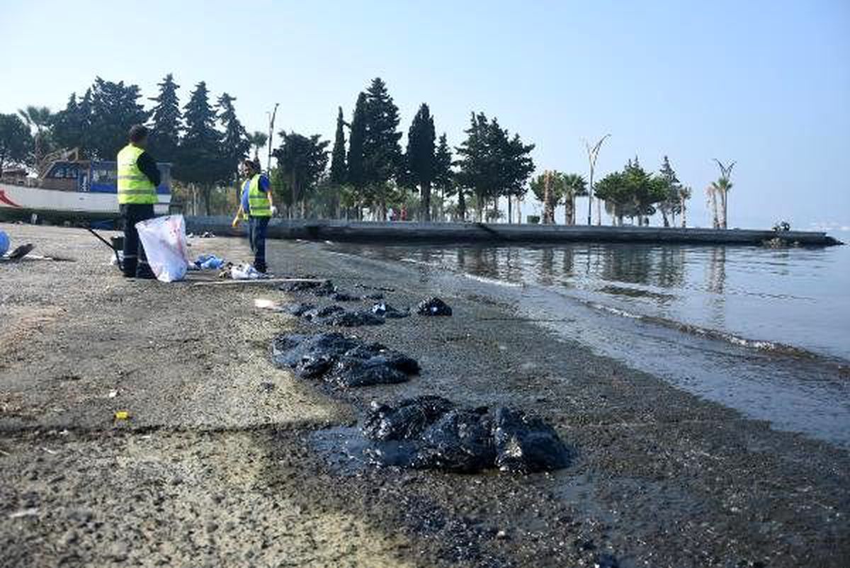 Aliağa\'da petrol sızıntısı, sahilde kirliliğe neden oldu
