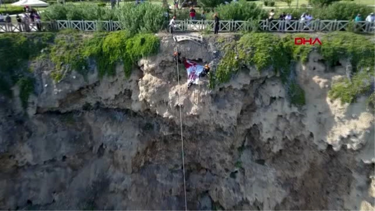 Antalya 40 metrelik falezlerde mehmetçiğe destek pankartı
