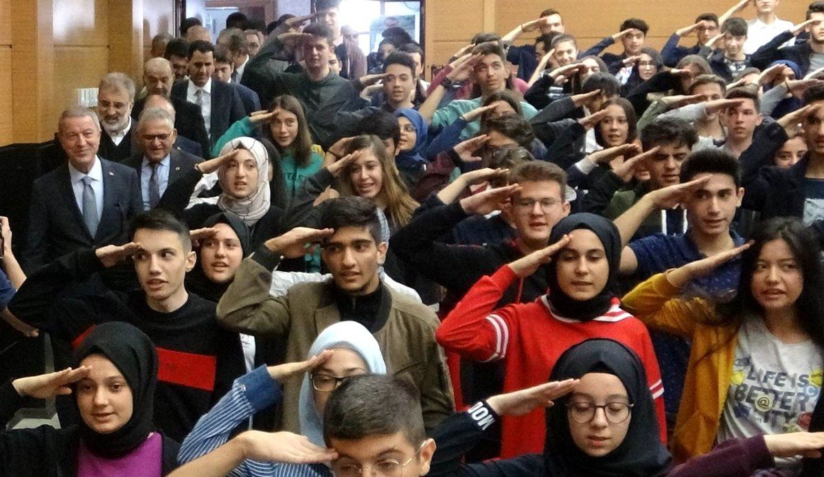 Bakan Akar öğrenciler tarafından asker selamı ile karşılandı
