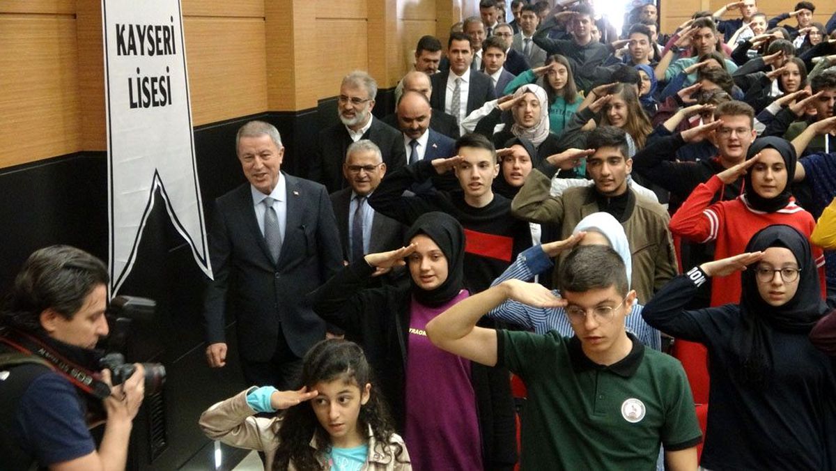 Bakan Akar öğrenciler tarafından asker selamı ile karşılandı