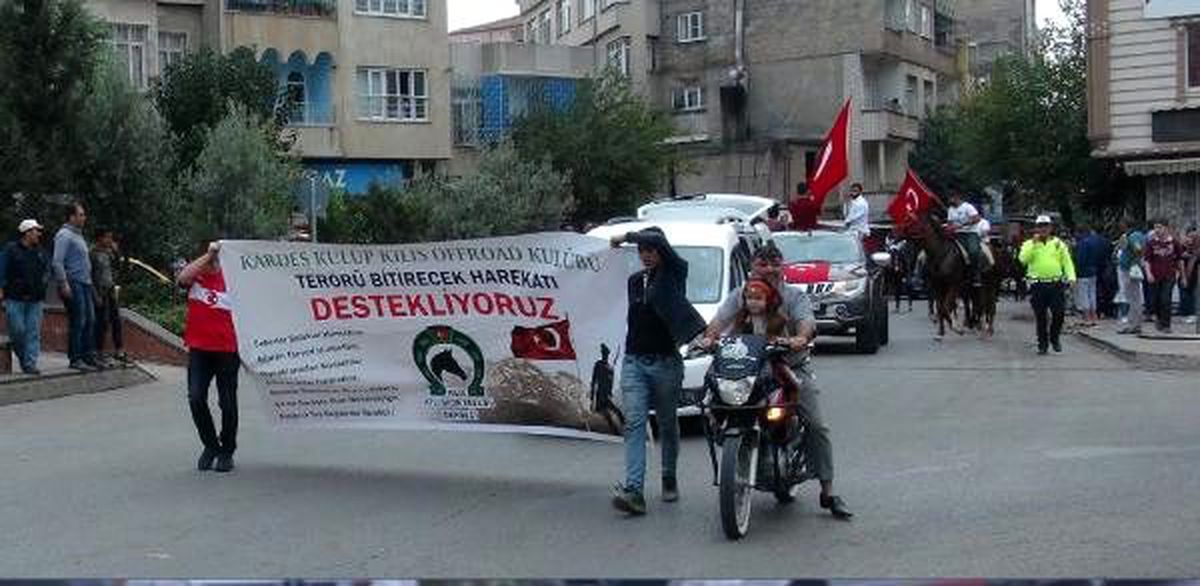 \'Barış Pınarı\'na atlı konvoyla destek